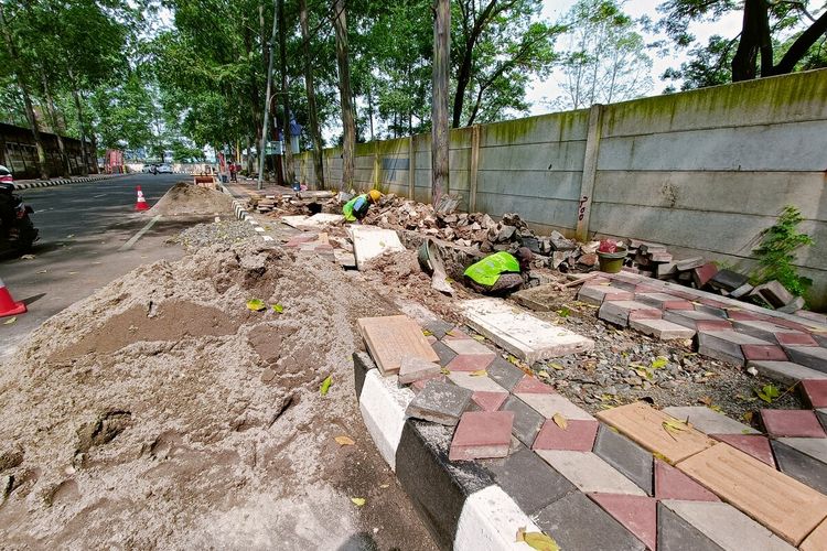 Trotoar senilai Rp 3,7 miliar yang ambles di Pusat Pemerintah Kota Tangerang mulai diperbaiki kembali sejak Kamis (22/9/2022). Dinas PUPR dan pengembang CV Widi Karya Mandiri menargetkan perbaikan rampung pekan depan.