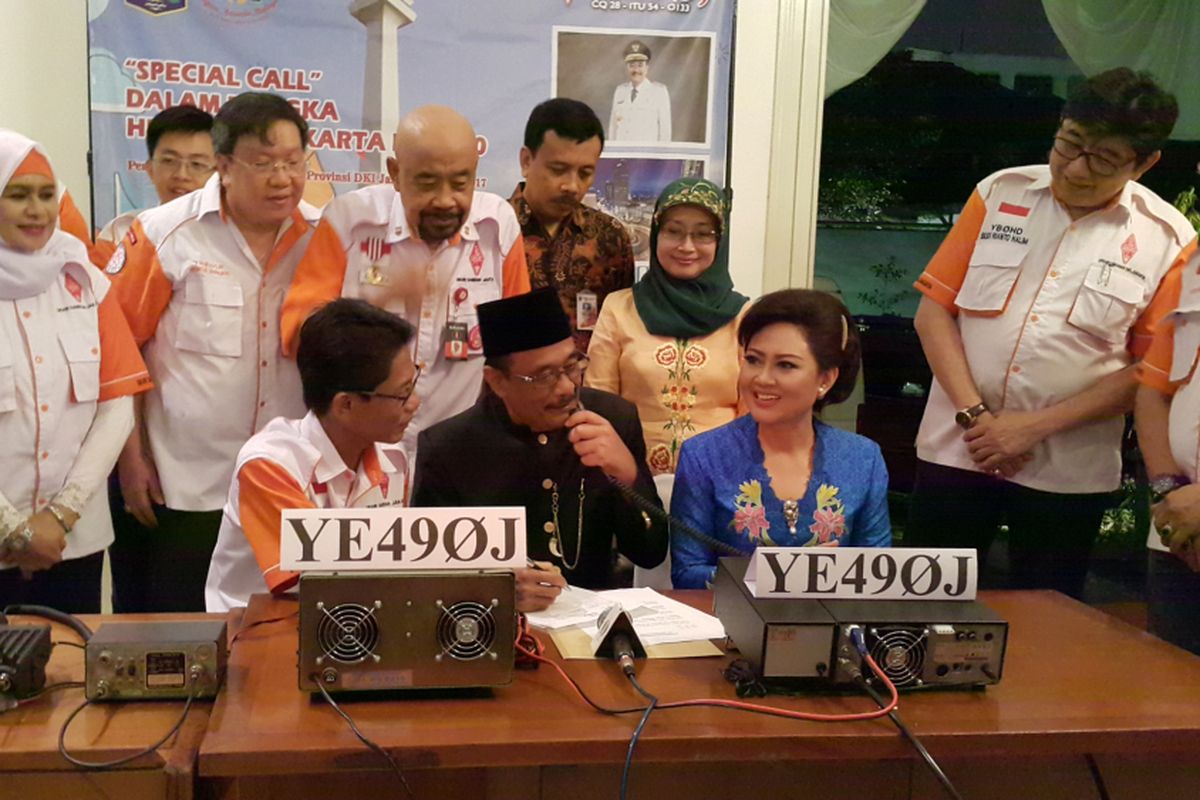 Gubernur DKI Jakarta Djarot Saiful Hidayat menerima ucapan ulang tahun ke-490 DKI Jakarta dari anggota Organisasi Amatir Radio Indonesia (ORARI) melalui saluran radio pada Kamis (22/6/2017) malam. 
