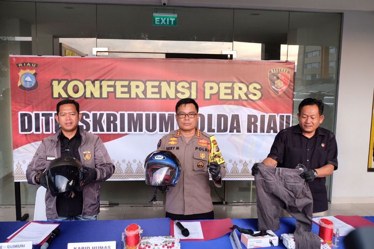 Direktorat Reserse Kriminal Umum Polda Riau saat menggelar konferensi pers pengungkapan kasus pencurian baterai tower Telkomsel, Kamis (25/1/2024).