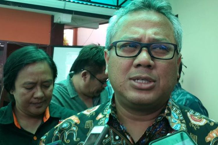 Komisioner KPU RI, Arief Budiman saat meninjau penghitungan suara di PPK Batu, Kota Batu, Sabtu (18/2/2017)