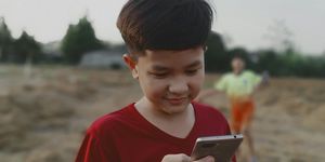 Ilustrasi anak main gadget.