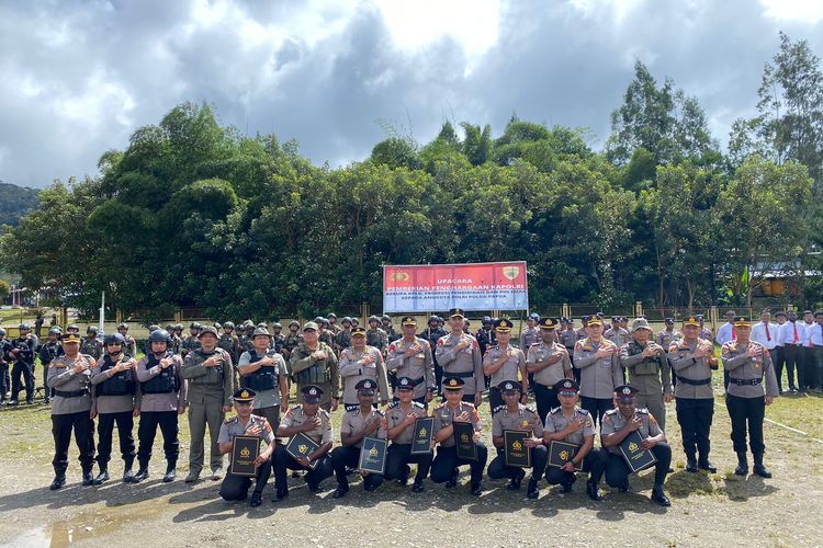 Sejumlah personel Polri yang bertugas di Pegunungan Bintang, Papua Pegunungan.mendapat penghargaan dari Kapolri Jenderal Listyo Sigit Prabowo pada Selasa (7/5/2024) di Lapangan Apel Mako Polres Pegunungan Bintang, Polda Papua.