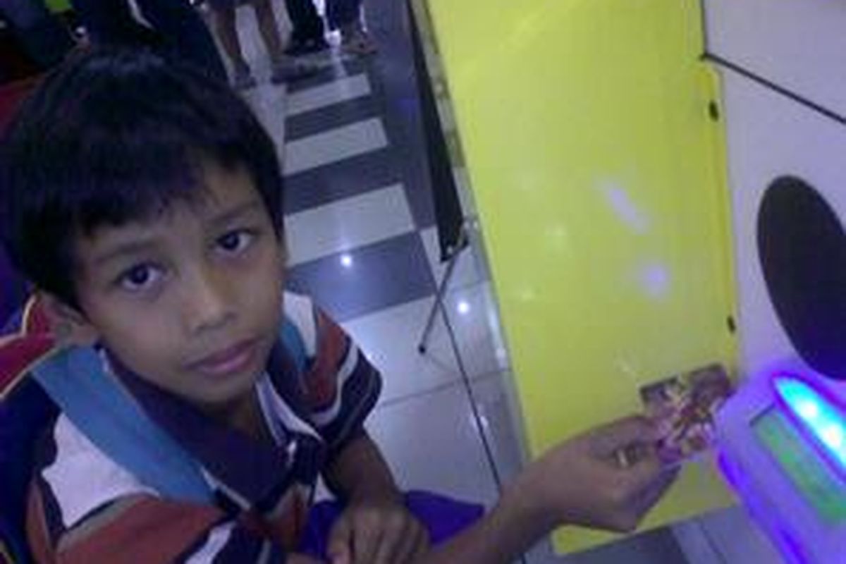  Amin (14) berasal dari Malaysia hendak bermain Harley Davidson di Timezone Cilandak Town Square Jakarta dengan menggunakan E-Ticket (7/6). Menuturnya, ia senang bermain di sini karena lebih praktis daripada sistem tiket kertas.