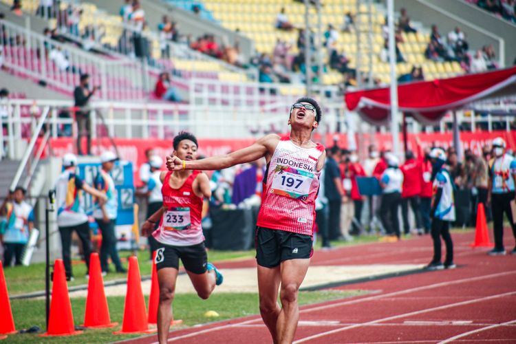 Atlet para atletik Indonesia, Figo Saputra, meraih medali emas ASEAN Para Games 2022 di Stadion Manahan, Solo, Selasa (2/8/2022).