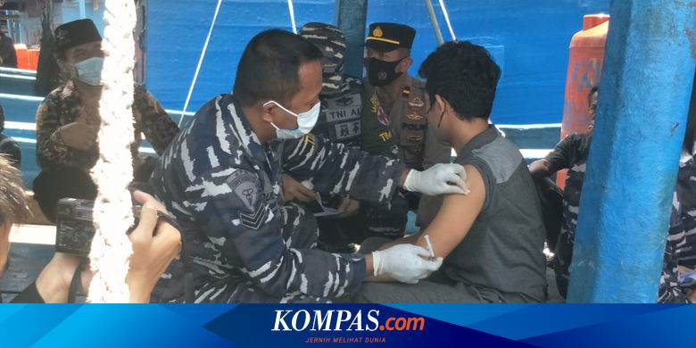 Nelayan Pelabuhan Muara Angke Disuntik Vaksin Covid-19 di Atas Kapal - Vimarsana News