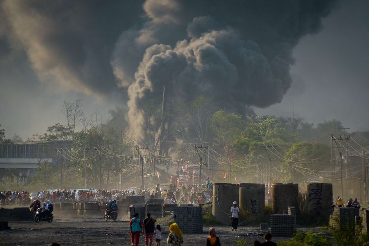 Warga menyaksikan kebakaran pipa minyak milik PT Pertamina di Melong, Cimahi, Jawa Barat, Selasa (22/10/2019). PT Pertamina masih melakukan investigasi terkait kebakaran pipa milik pertamina itu yang letaknya berdekatan dengan proyek Kereta Cepat Indonesia China (KCIC) Jakarta-Bandung.