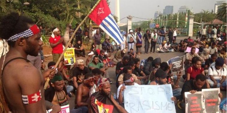 Sejumlah pendemo mengusung bendera Bintang Kejora dalam demonstrasi mengecam peristiwa pengepungan asrama mahasiswa Papua di Surabaya. 