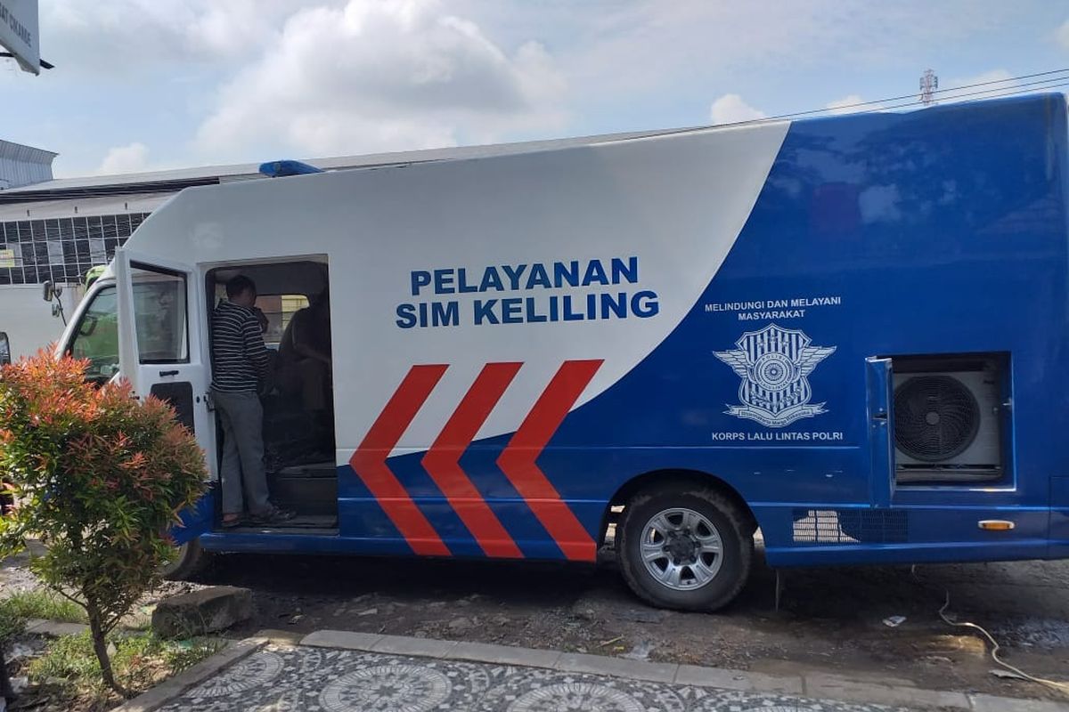 Mobil layanan SIM keliling di Serang, Banten