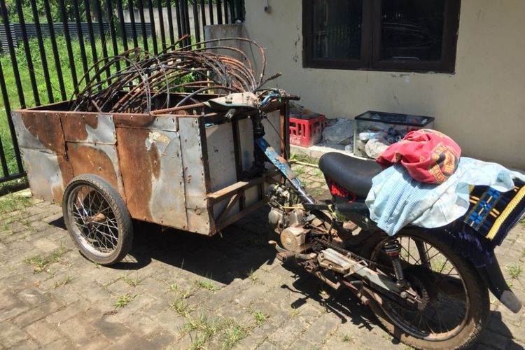 Gerobak motor yang digunakan para pelaku mencuri kabel PLN di Tangerang.
