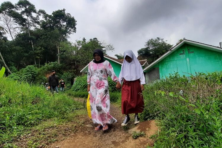 Foto-foto sekolah SD di Kota Tasikmalaya, Jawa Barat, tak punya alses jalan masuk akibat ditutup benteng 3 meter pemilik lahan di depannya dan terpaksa lewati sawah, kuburan dan tebing tinggi bekas Galian C saat diberlakukan PTM Terbatas, Selasa (31/8/2021).