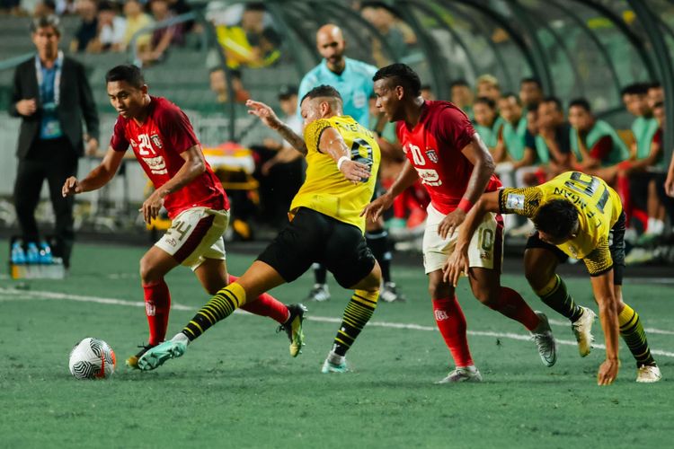 Aksi dalam laga Lee Man vs Bali United di Hong Kong Stadium pada ajang Kualifikasi Liga Champions Asia, Rabu (16/8/2023).