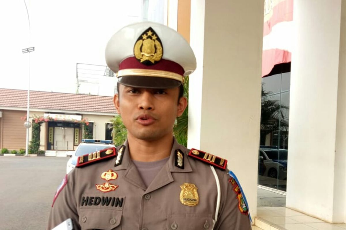 Kasat Lantas Polres Tangsel, AKP Lalu Hedwin saat memaparkan jumlah hasil sepekan operasi patuh jaya di Tangerang Selatan