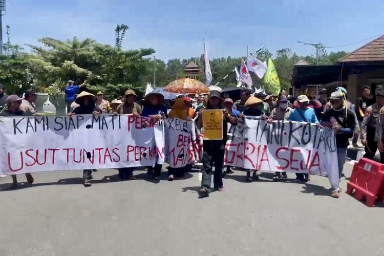 Para petani yang berdemonstrasi di Mapolda Lampung, Kamis (17/10/2024) siang.