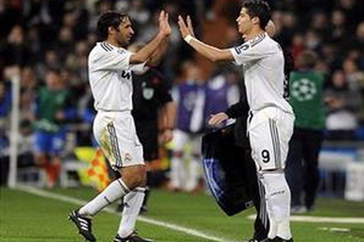 Penyerang Real Madrid, Cristiano Ronaldo (kanan) saat menggantikan Raul di menit ke-70 duel versus FC Zurich, Rabu (25/11). Itu adalah performa pertama Ronaldo setelah absen sekitar dua bulan.