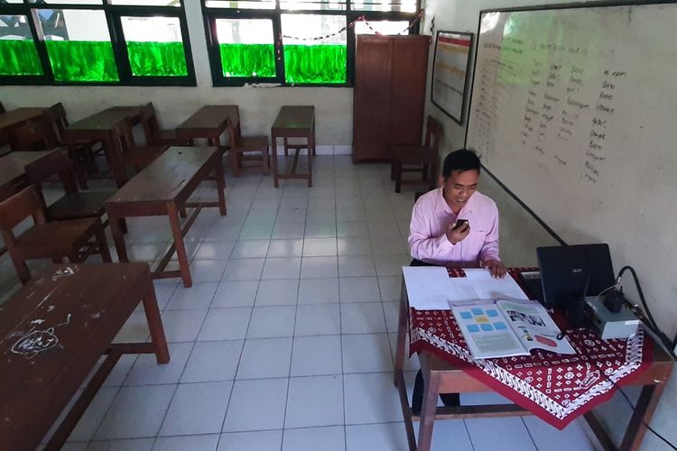 Guru Kelas VI MIN 8 Gunungkidul Ahmad Satibi Sedang Mengajar Menggunakan HT Selasa (25/8/2020)