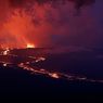 Lava dari Gunung Berapi Mauna Loa Bergerak Menuju Jalan Raya Utama