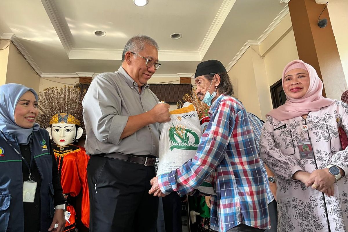 Direktur Utama Perum Bulog Bayu Krisnamurthi saat menyalurkan Bantuan Pangan Beras di Jakarta, Jumat (3/5/2024).
