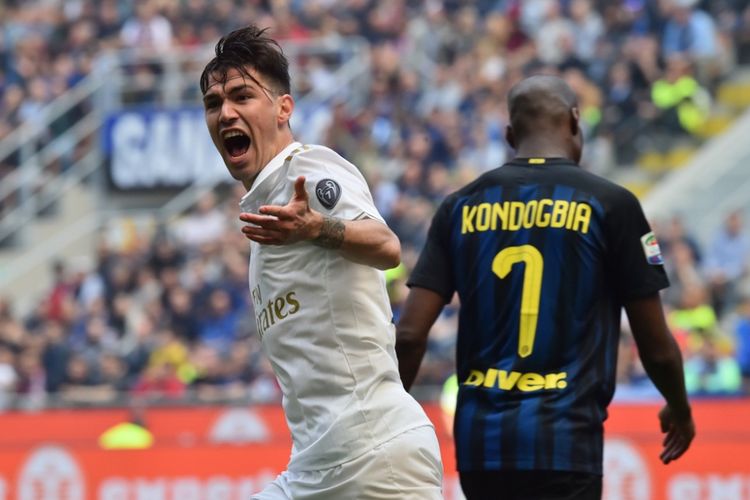 Pemain belakang AC Milan, Alessio Romagnoli, merayakan gol ke gawang Inter Milan pada partai lanjutan Serie A - kasta pertama Liga Italia - di Stadion Giuseppe Meazza, Sabtu (15/4/2017).