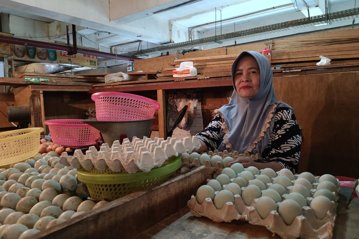 Rodiyah (57), pedagang telur di Pasar Induk Kramatjati, Jakarta Timur, Kamis (13/7/2023).