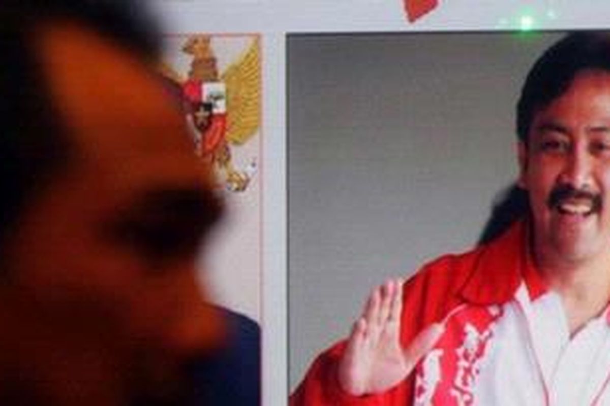 Satu diantara Mallarangeng bersaudara, Rizal Mallarangeng, saat memberikan keterangan pada wartawan, di Freedom Institute, Jakarta, Jumat (21/12/2012). Dalam kesempatan tersebut Rizal memaparkan kronoligi kasus Hambalang dalam versi mereka. TRIBUNNEWS/DANY PERMANA