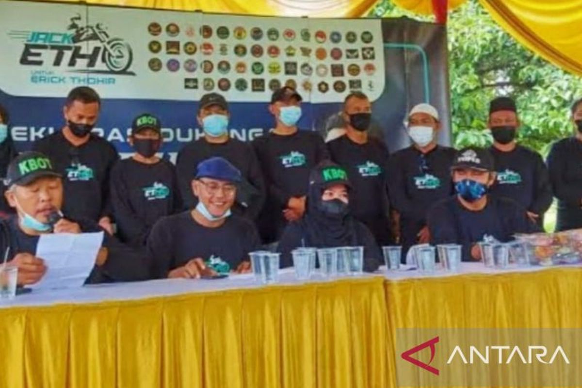 Para pengemudi ojek di Jabodetabek saat deklarasi dukungan kepada Erick Thohir untuk maju sebagai capres 2024. Deklarasi dilaksanakan di Ciputat, Tangerang Selatan, Minggu (6/2/2022). ANTARA/Ho-Jack Etho