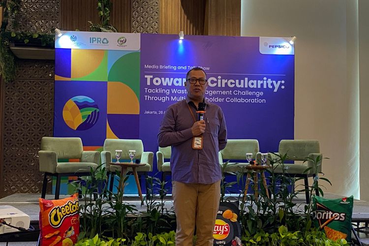 Deputi Bidang Pengelolaan Sampah, Limbah dan Bahan Berbahaya Beracun Kementerian Lingkungan Hidup, Ade Palguna Ruteka, menyampaikan paparan terkait sampah di Jakarta Selatan, Selasa (26/8/2025).  