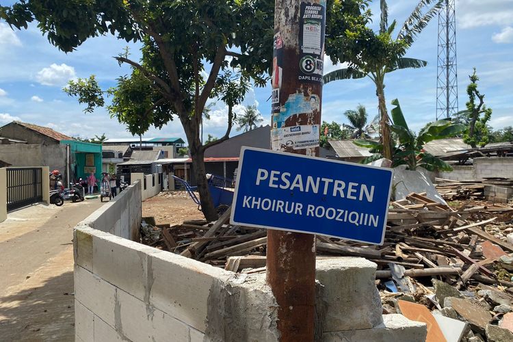 Plang nama Pesantren Khoirur Rooziqiin, Beji, Depok, yang menjadi penanda satu-satunya jalan menuju akses pintu barat di Jalan Rawa Maya, Senin (4/3/2024).