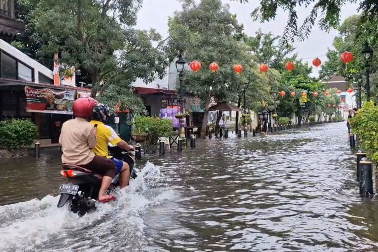 Situasi Kota Lama Semarang terendam banjir, Kamis (14/3/2024).