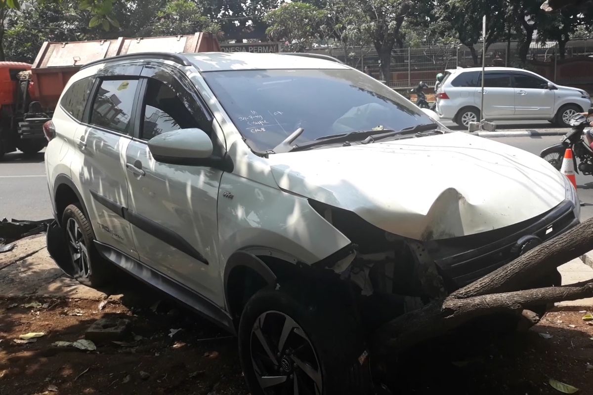 Hilang Kendali, Mobil Toyota Rush Keiuar Jalur dan Tabrak Pohon di Makassar, Jakarta Timur, Kamis (25/7/2019).