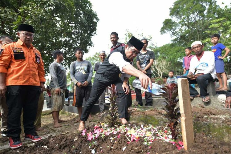 Gubernur Jawa Barat Ridwan Kamil menabur bunga saat menghadiri pemakaman salah satu korban gempa Cianjur di Tempat Pemakaman Umum (TPU) Sirnalaya, Kabupaten Cianjur, Jawa Barat, Selasa (22/11/2022) pagi.