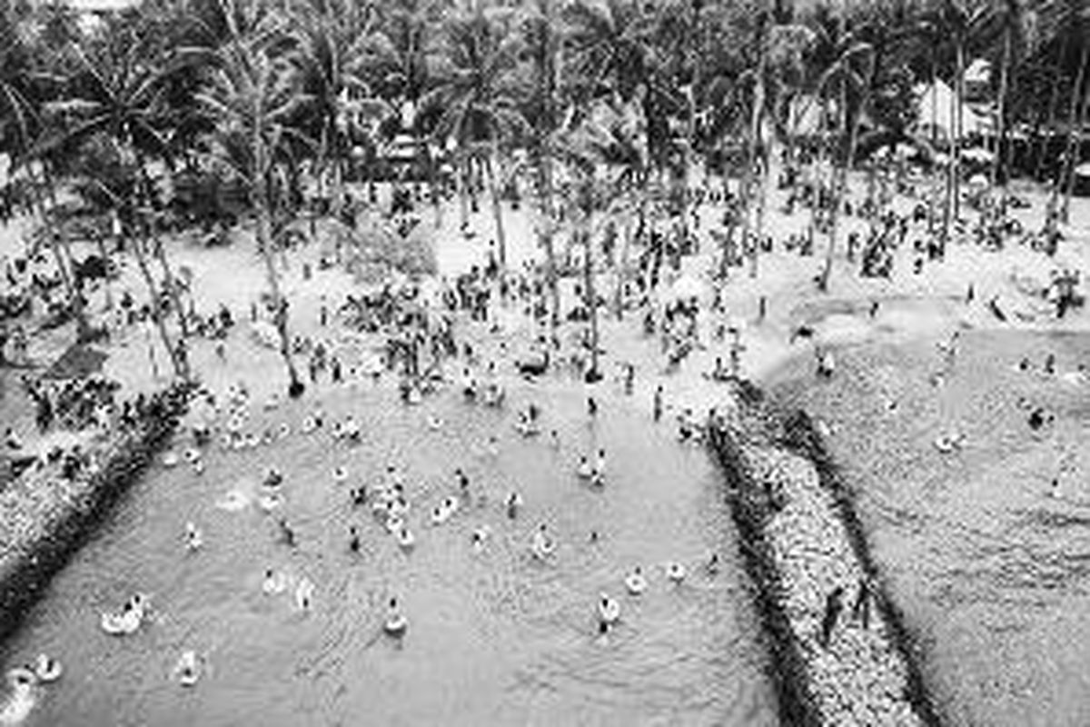 Warga memadati Pantai Festival di Taman Impian Jaya Ancol, Jakarta Utara, Jumat (21/3). Masih banyak warga Jakarta yang memanfaatkan libur panjang untuk berwisata bersama keluarga ke Ancol. 