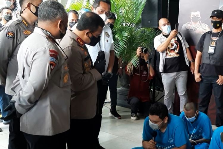 Kapolda Jateng Irjen Pol Ahmad Luthfi saat berdialog dengan pelaku pencurian mobil Jeep Rubicon, Rahmat di Mapolda Jateng, Selasa (2/11/2021)