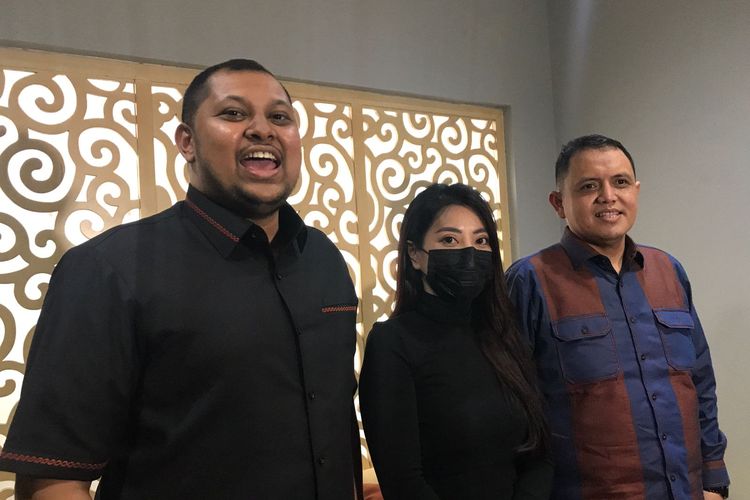 Aska Ongi (tengah) bersama kuasa hukumnya, Ahmad Ramzi (kiri) dan Aulia Fahmi (kanan) saat ditemui di kawasan Kebayoran Baru, Jakarta Selatan, Rabu (2/3/2022). 