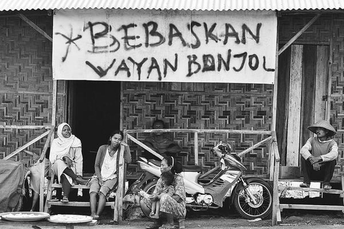 Sejumlah warga Suay Umpu, korban penertiban kawasan hutan Register 45, Mesuji, Provinsi Lampung, bertahan di barak-barak pengungsian di wilayah Moro-Moro yang saat ini tengah disengketakan warga dan PT Silva Inhutani Lampung. Rebutan akses kepemilikan tanah akhir-akhir ini kerap menjadi pemicu konflik horizontal di Mesuji. Foto diambil hari Sabtu (17/12).