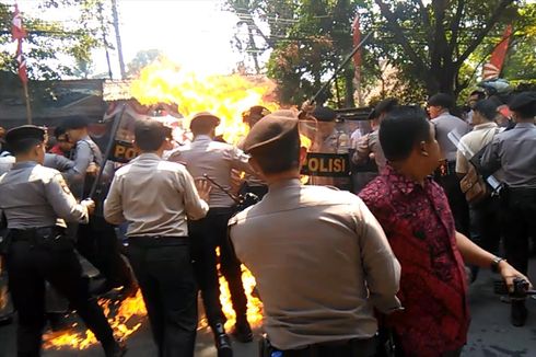 6 Fakta Polisi Terbakar Saat Jaga Demo, Diduga Disiram Bensin hingga 15 Mahasiswa Diamankan 