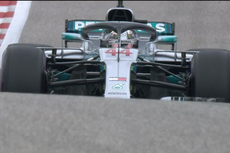 Aksi Lewis Hamilton (Mercedes) saat tampil dalam sesi kualifikasi F1 GP Amerika Serikat 2018, Minggu (21/10/2018) pagi WIB.

