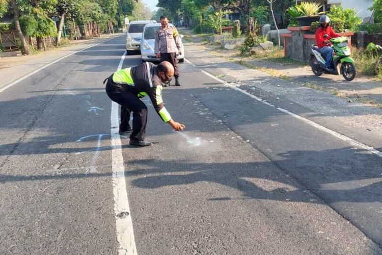 Polisi melakukan olah TKP kecelakaan maut di Desa Joho, Kecamatan Pace, Kabupaten Nganjuk, Jawa Timur, Sabtu (5/6/2021) pagi. 