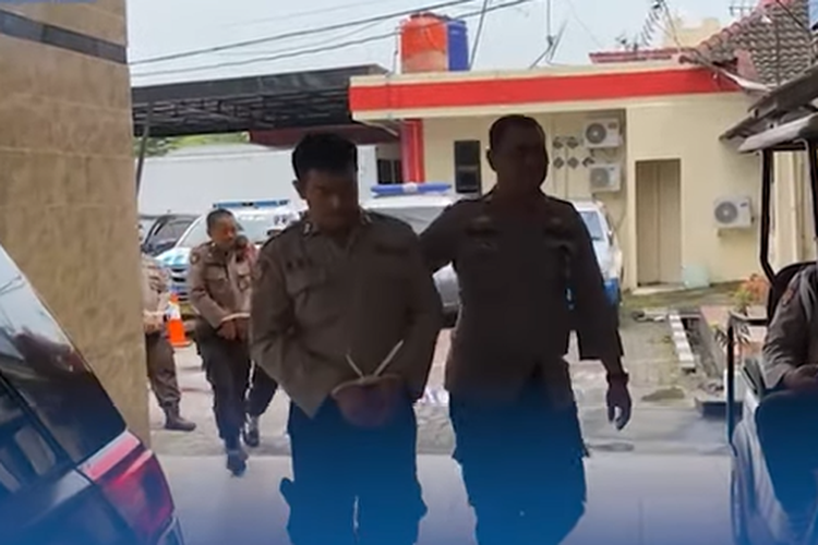 Tangkapan layar video Tribunnews, 3 anggota polrestabes Medan yang terlibat perampokan bersama dua orang lainnya jalani sidang komisi kode etik profesi (KKEP), Selasa (11/10/2022). Tangan diikat dan mengenakan seragam polisi.