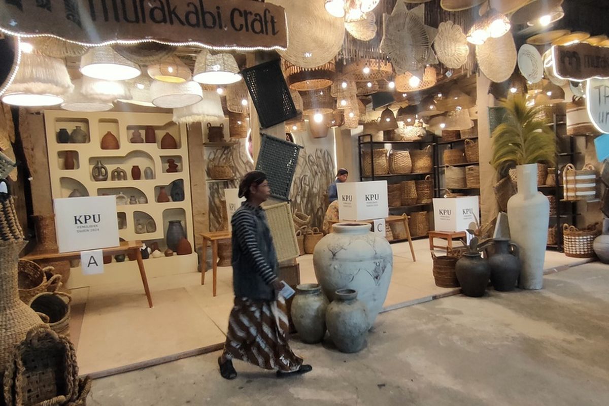 Suasana mencoblos di TPS unik di padukuhan Sadang, kalurahan Tanjungharjo, kapanewon Nanggulan, kabupaten Kulon Progo, Daerah Istimewa Yogyakarta.