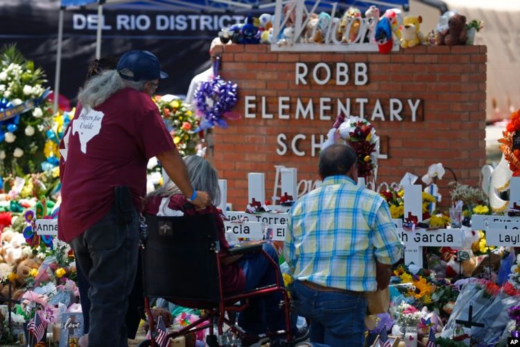 Sejumlah warga memberi penghormatan untuk para korban tewas akibat penembakan massal di SD Robb pekan ini di Uvalde, Texas, Sabtu (28/5/2022).