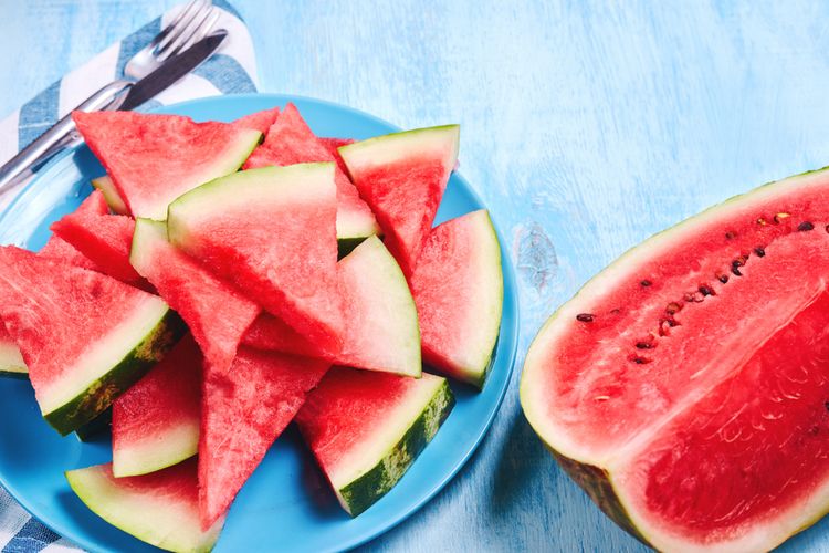 Ilustrasi semangka, semangka termasuk salah satu buah pereda demam karena tinggi kandungan air dan antioksidan. 