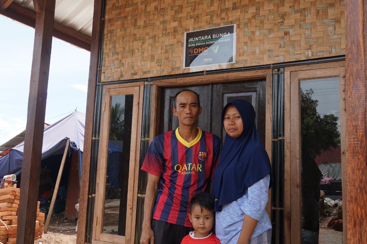 Agus Falahudin bersama keluarga menjadi salah satu penerima manfaat hunian sementara program recovery pasca gempa bumi Cianjur, Kamis (26/1/2023). Agus dan keluarga bertabur haru bahagia setelah mendapat bantuan hunian sementara dari para donatur Dompet Dhuafa.
