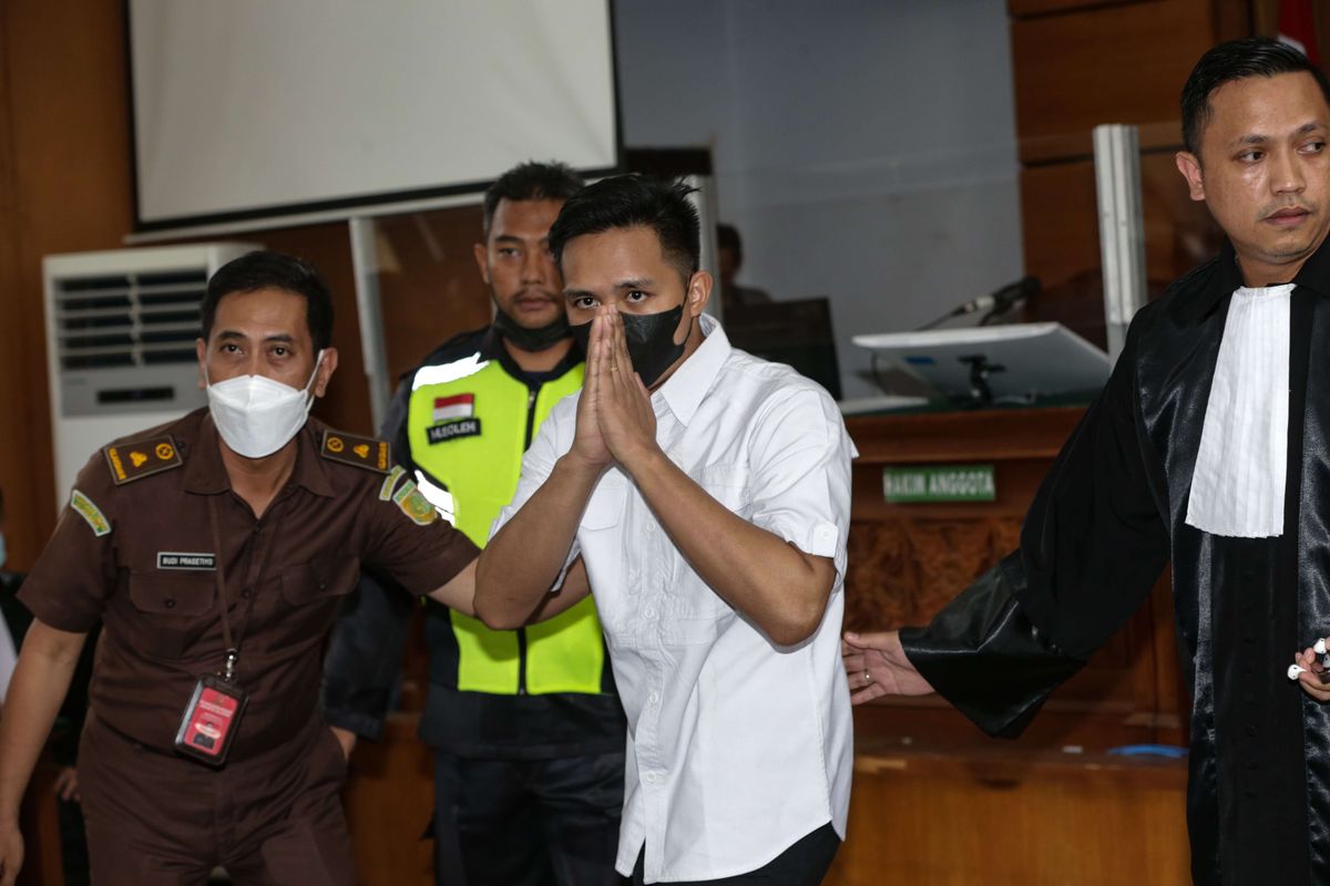 Terdakwa kasus dugaan pembunuhan berencana terhadap Nofriansyah Yosua Hutabarat atau Brigadir J, Richard Eliezer menjalani sidang vonis di Pengadilan Negeri Jakarta Selatan, Rabu (15/2/2023). Richard Eliezer divonis hukuman 1,5 tahun penjara.