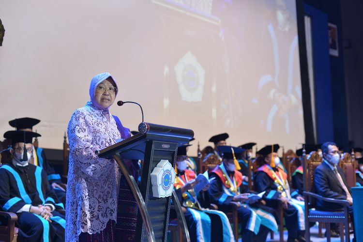 Menteri Sosial Tri Rismaharini saat menghadiri acara wisuda Poltekesos di Bandung, Rabu (12/10/2022).