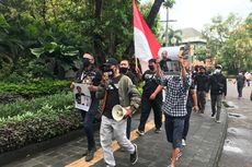 Polisi Didesak Usut Foto Viral Pemuda yang Acungkan Jari Tengah ke Foto Jokowi