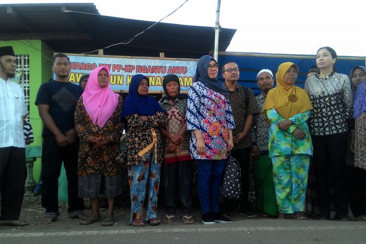 Peneliti dari Komnas HAM mampir ke masjid Al Hidayah tempat pengungsian warga tergusur bandara NYIA di Kulon Progo, Kamis (26/7/2018)