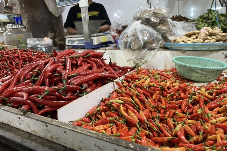Pedagang Sebut Harga Cabai dan Bawang Turun
