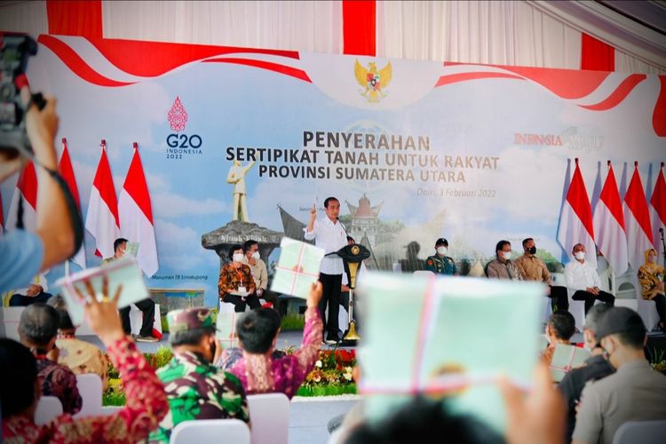 Presiden Joko Widodo saat membagikan serfikat tanah untuk masyarakat di Lapangan Sudirman, Kabupaten Dairi, Sumatera Utara, Kamis (3/2/2022).