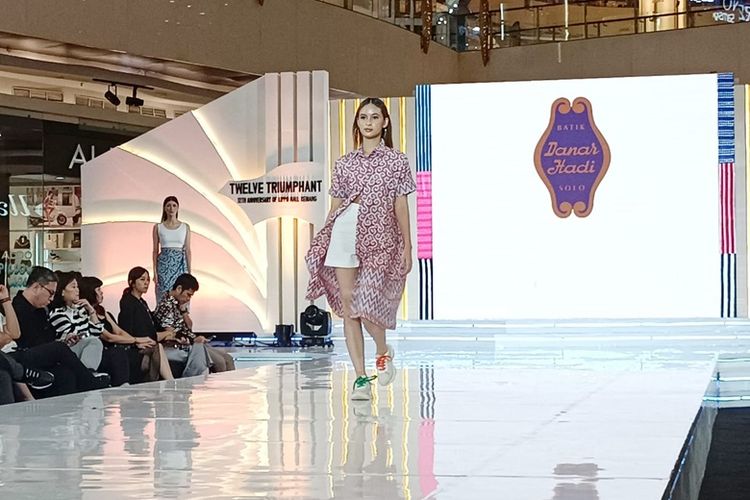 Danar Hadi menghadirkan koleksi batik bertema Wastra Kiwari dengan warna-warna cerah pada perayaan ulang tahun Lippo Mall Kemang. 
