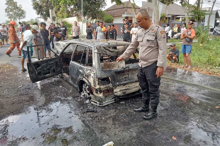 Kondisi mobil yang terbakar di Padukuhan Sambisari, Kalurahan Purwomartani, Kapanewon Kalasan, Kabupaten Sleman pada Jumat (13/10/2023). (Foto Dokumentasi Polsek Kalasan).
